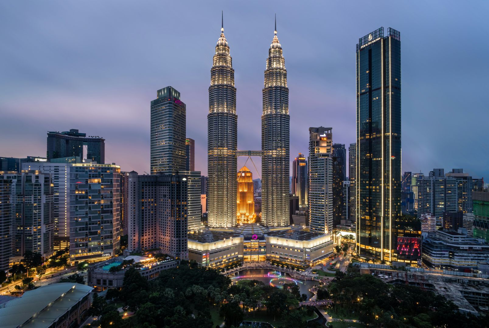 Kuala Lumpur l&aacute;tk&eacute;pe a Petronas-ikertornyokkal
