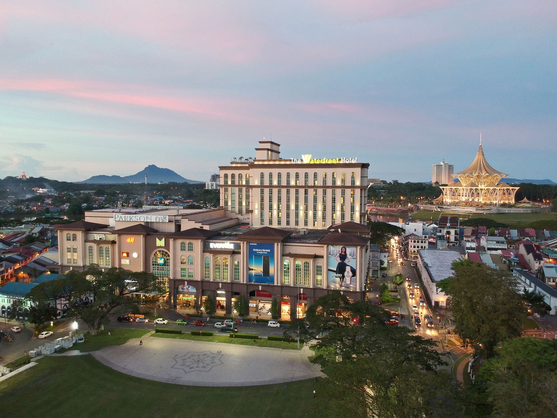 The Waterfront Hotel &eacute;p&uuml;lete Kuchingban