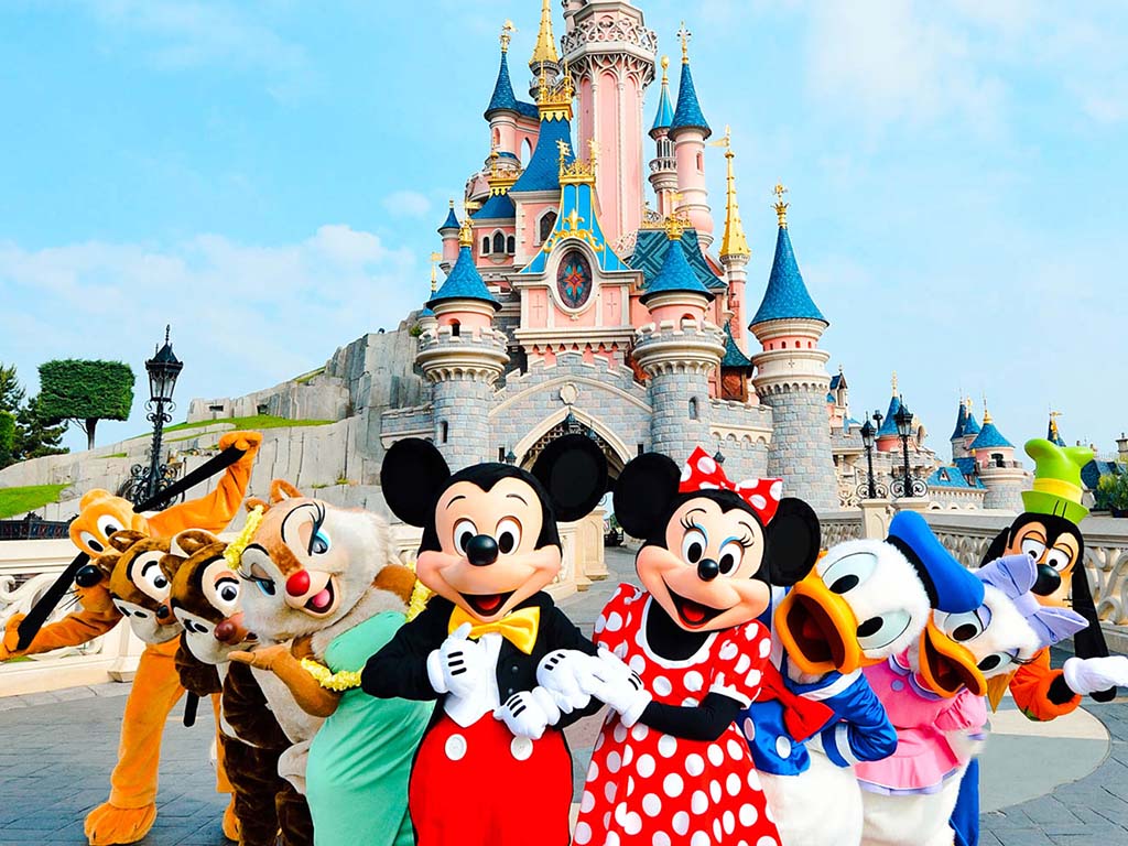 Disneyland P&aacute;rizs Mickey eg&eacute;rrel &eacute;s a kast&eacute;llyal