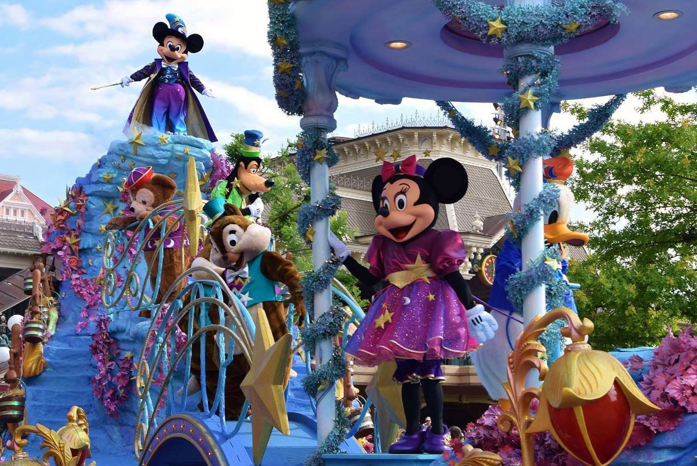Disney-karakterek a Disneyland P&aacute;rizs utaz&aacute;s bemutat&oacute;j&aacute;b&oacute;l
